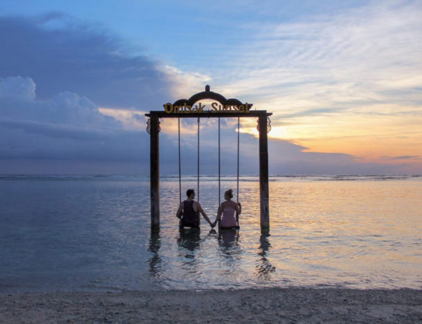 Gili-T-sunset-swing